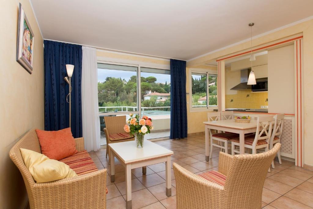 Two-Bedroom Apartment Terrace,27827129:JPEG